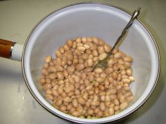茹でた大豆に納豆菌液をかけます
